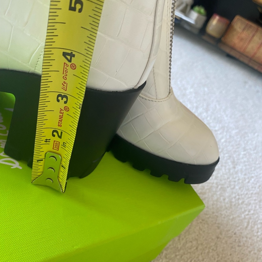 BP Marley White Croc Lug Ankle Boot, like NEW, Size 8.5 runs like 8M - Picture 5 of 12